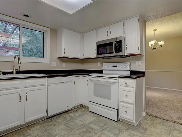 10701 Hobbit Ln — Photo 17
