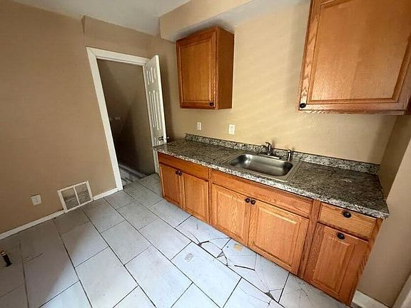 5th image of 8878 Evergreen Ave