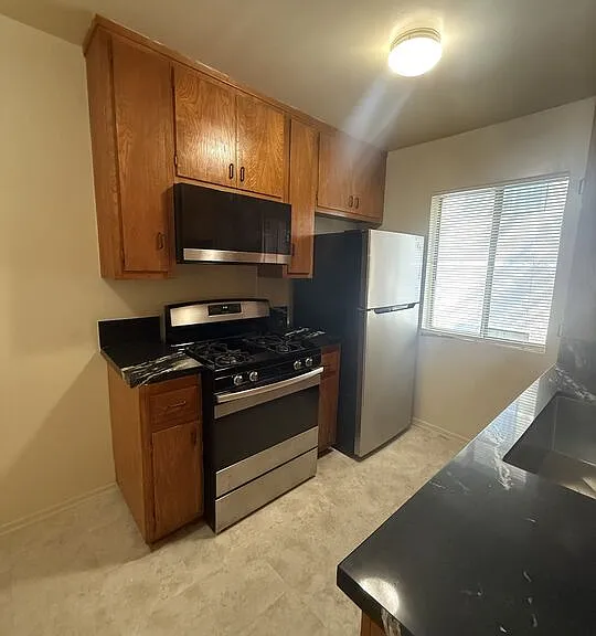 1166 Amherst Ave #6 — Photo 2