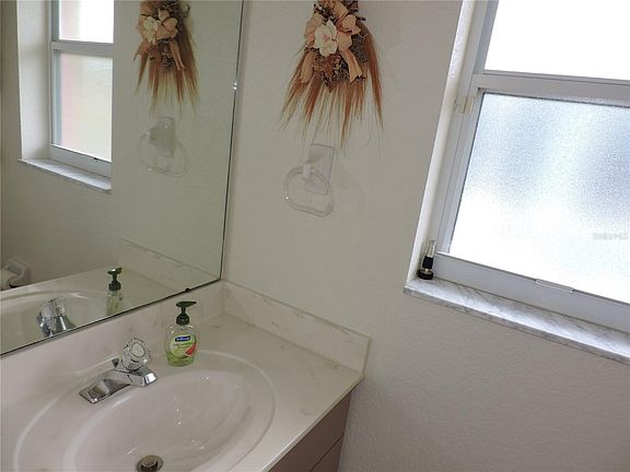5th image of 70 Broadmoor Ln