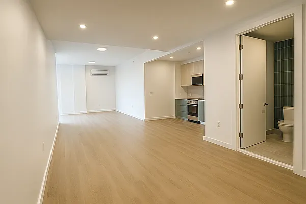 Rented by Manhattan Realty Group | media 4