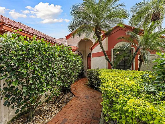 4th image of 7841 Lexington Club Boulevard #B