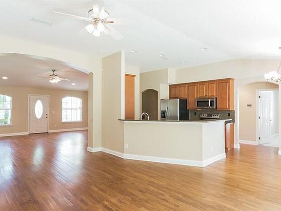 5th image of 305 East St
