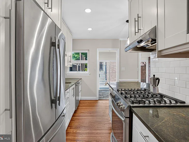 2333 Huidekoper Pl NW — Photo 6