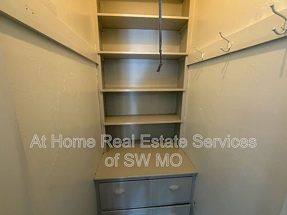 5th image of 1021 E Walnut St APT 1