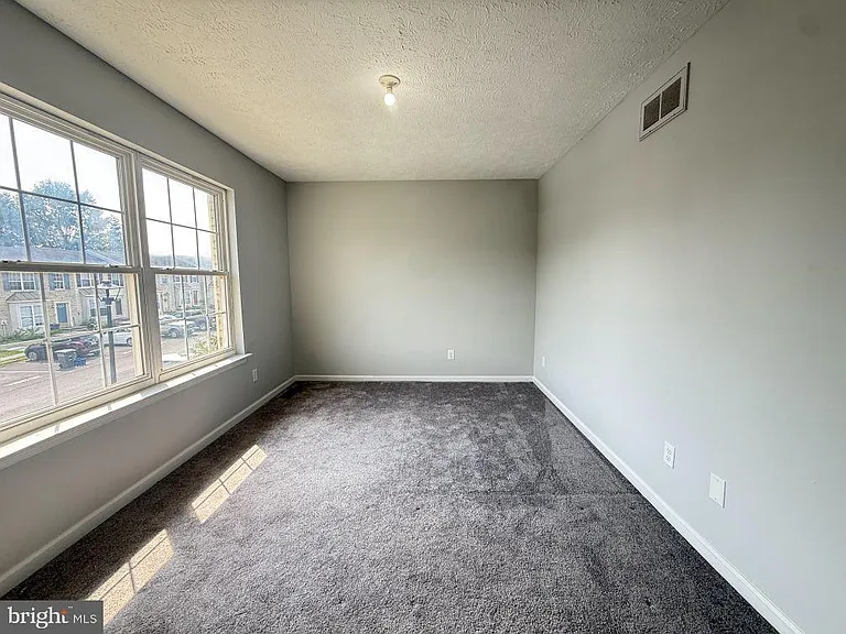 301 Sutton Ct — Photo 12