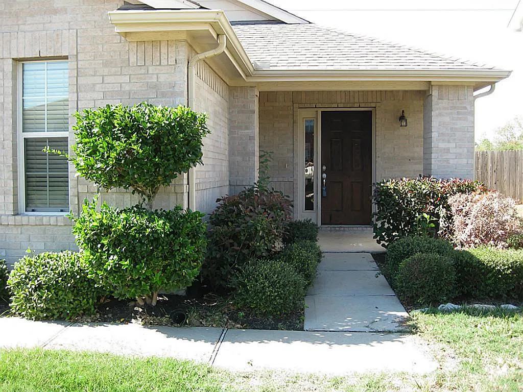3 bed, 2.0 bath, 2226 sqft, $2,250 — Photo 1
