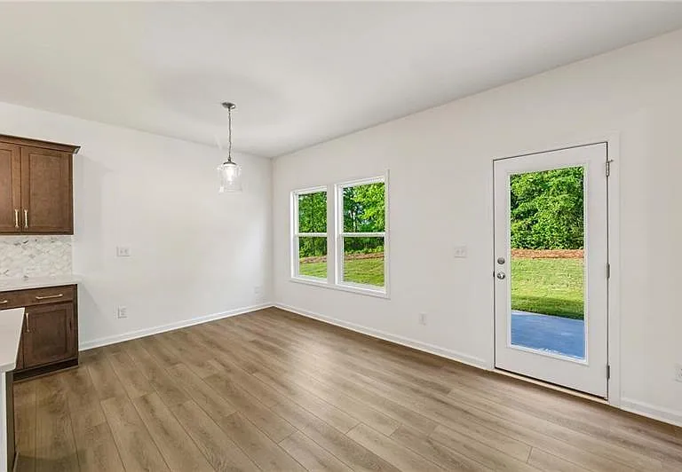 204 Silverleaf Trl — Photo 5