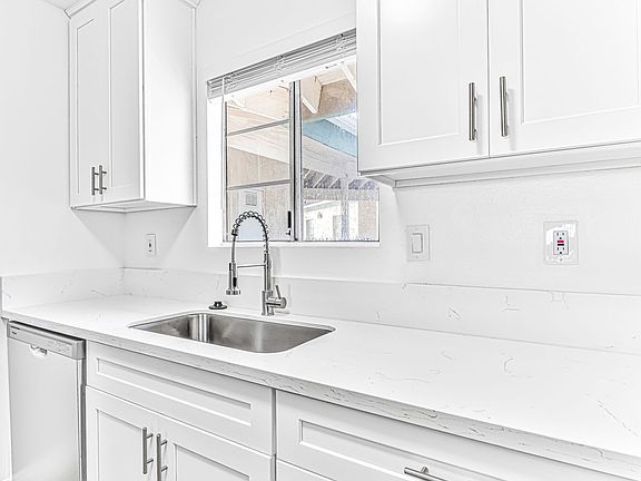 5th image of 1070 Loma Ave APT 306