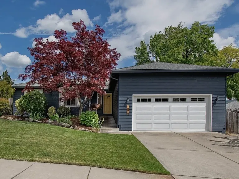 1676 Edgevale Ave — Photo 16