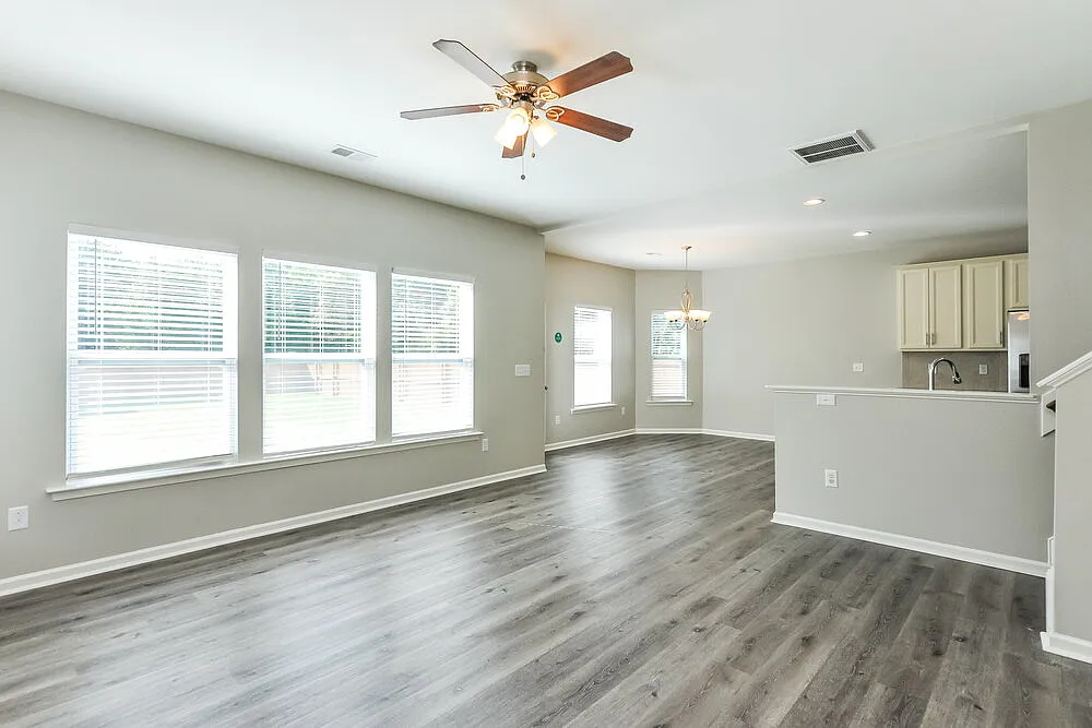 4 bed, 2.5 bath, 1834 sqft, $2,205 — Photo 4