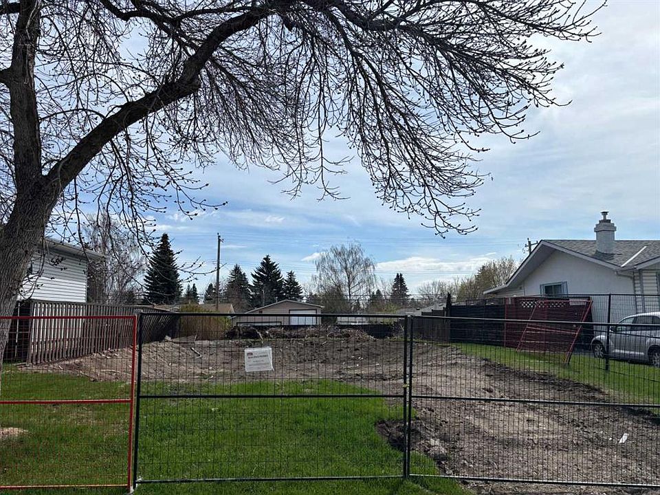 1st image of 362A Ashley Cres SE