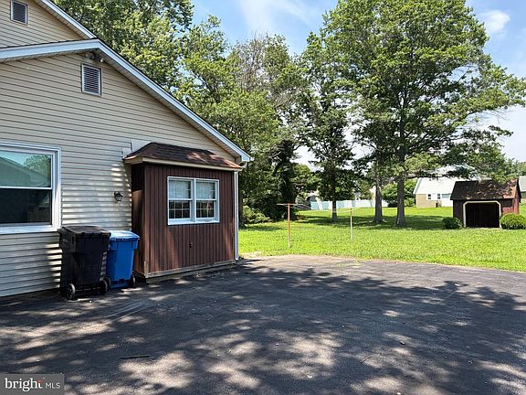 3rd image of 8 Colonial Dr