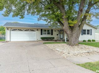 3486 Sunny Hill Dr, Bettendorf, IA 52722