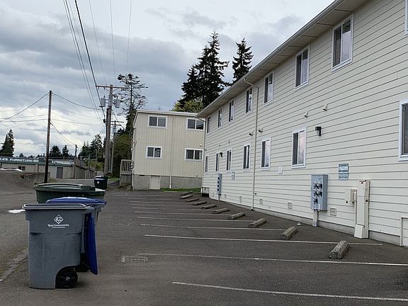 3rd image of 1023 E 2nd St #17