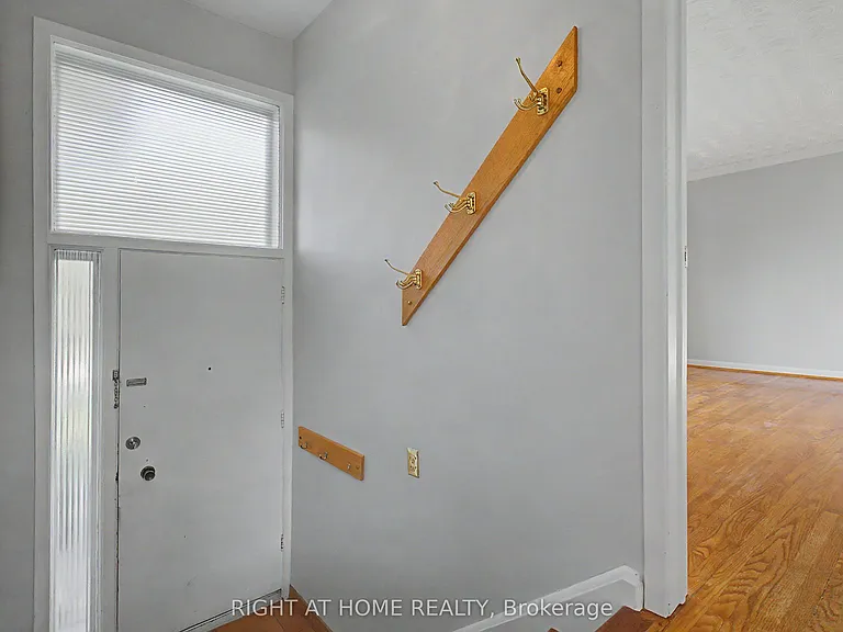 426 Seaton Dr #UPPER — Photo 2