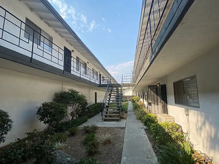 521-523 E Live Oak Ave — Photo 14