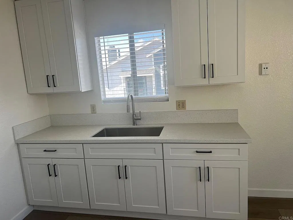 4438 Winona Ave — Photo 1