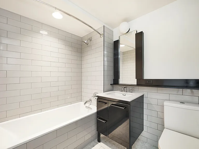 101 E 10th St #3F — Photo 5