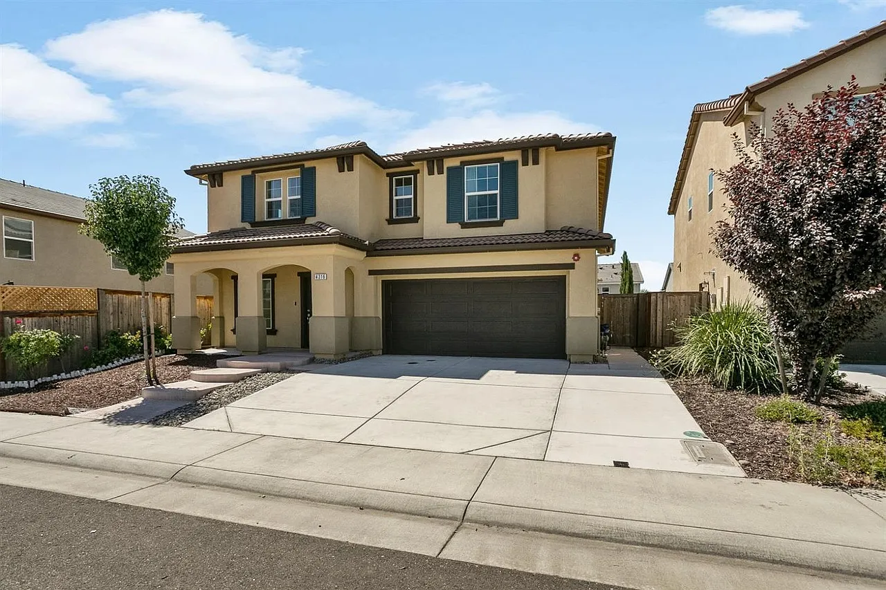 4 bed, 2591 sqft, $3,100 — Photo 2