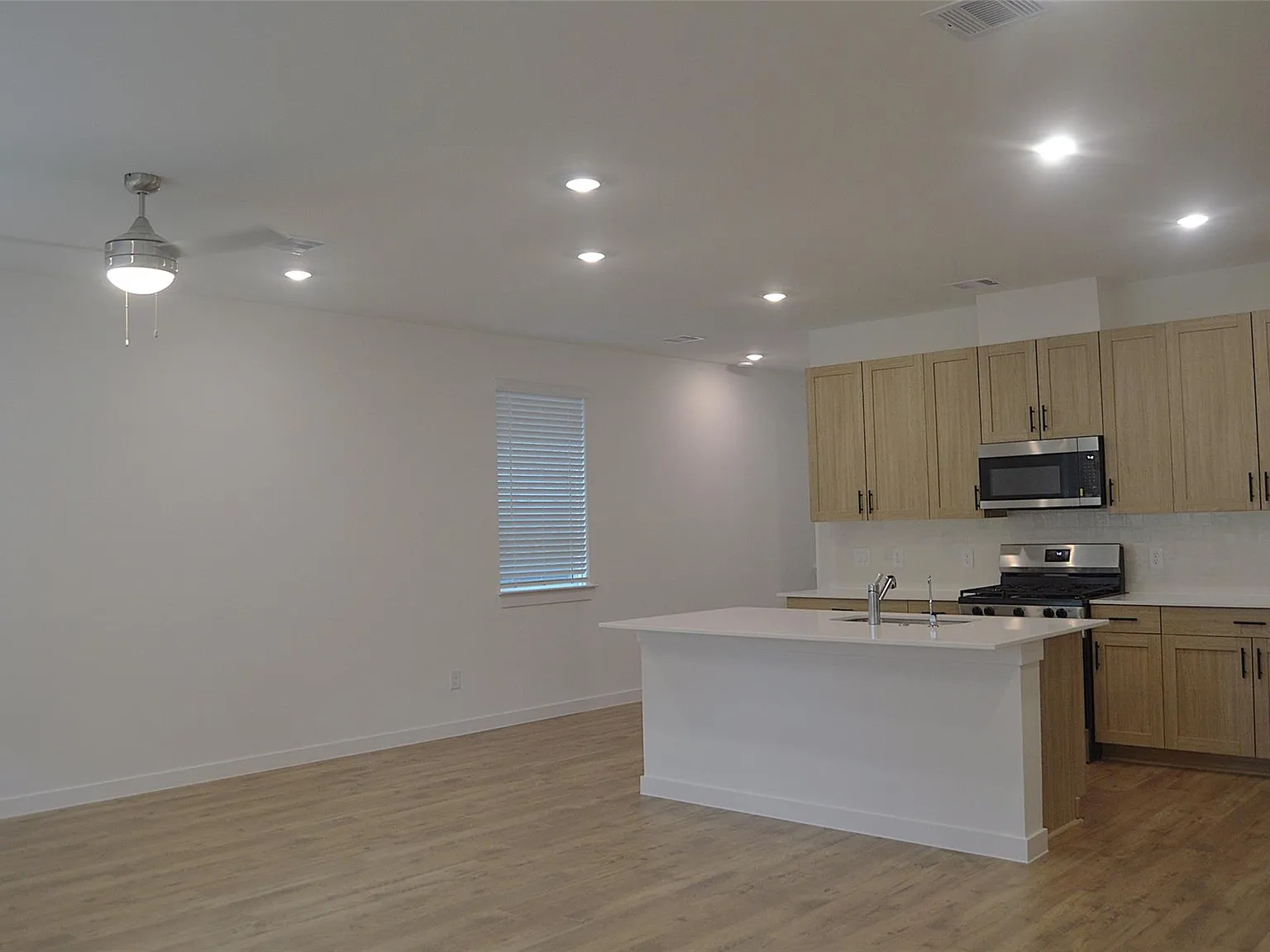 3 bed, 2.5 bath, 1913 sqft, $2,300 — Photo 3