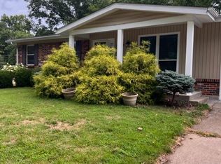 1208 Eagleshire Dr, Manchester, MO 63021