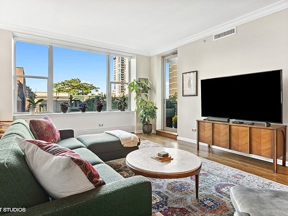 3rd image of 1301 N Dearborn St APT 503