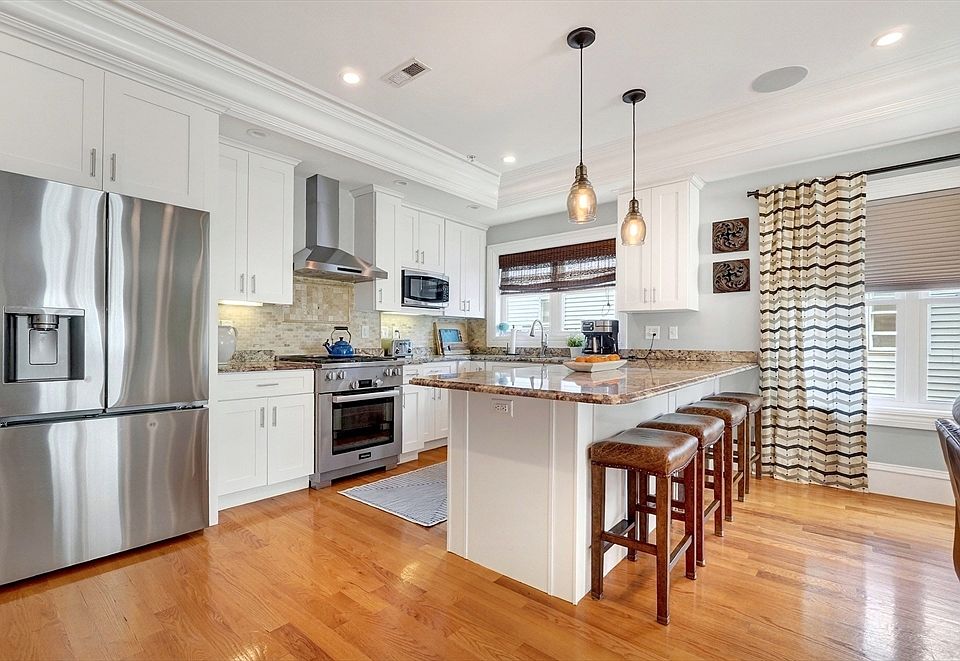 1st image of 627 E 2nd St #3