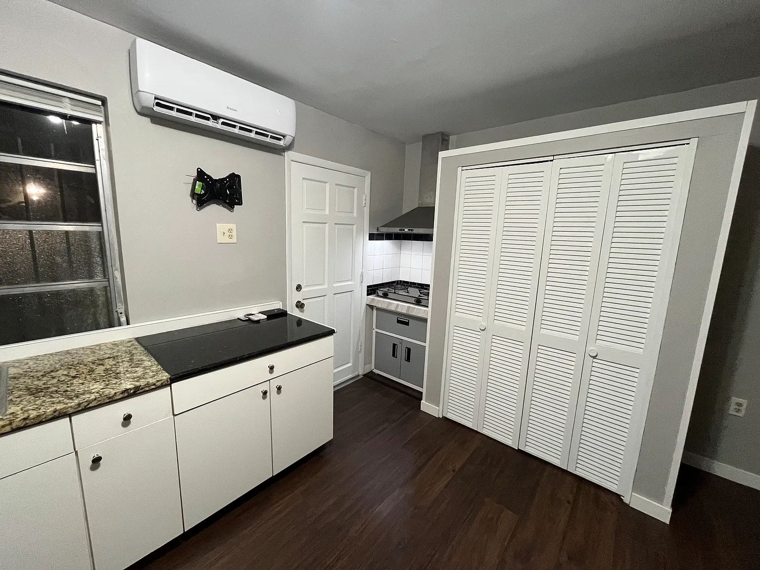 Studio, $1,300 — Photo 1
