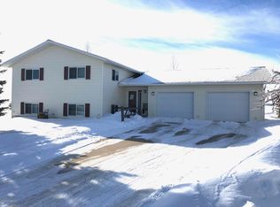 618 Etta Ct, Roseau, MN 56751