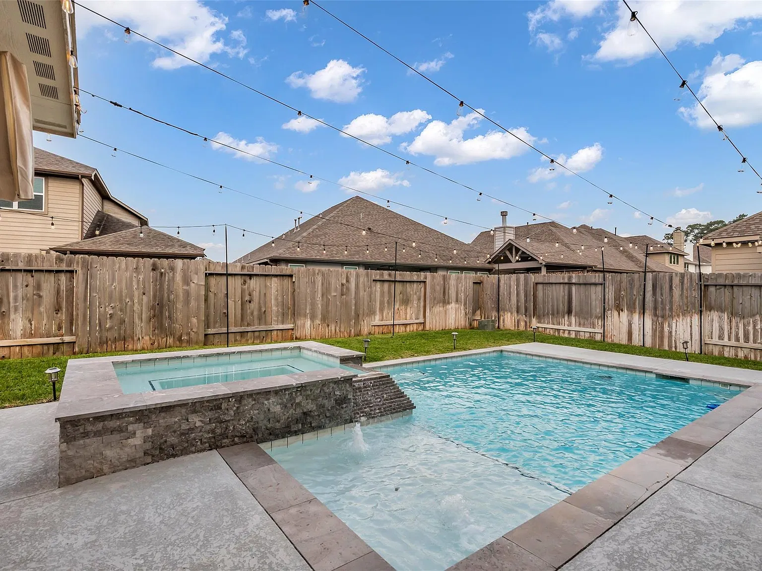 4 bed, 4.0 bath, 2708 sqft, $3,500 — Photo 4