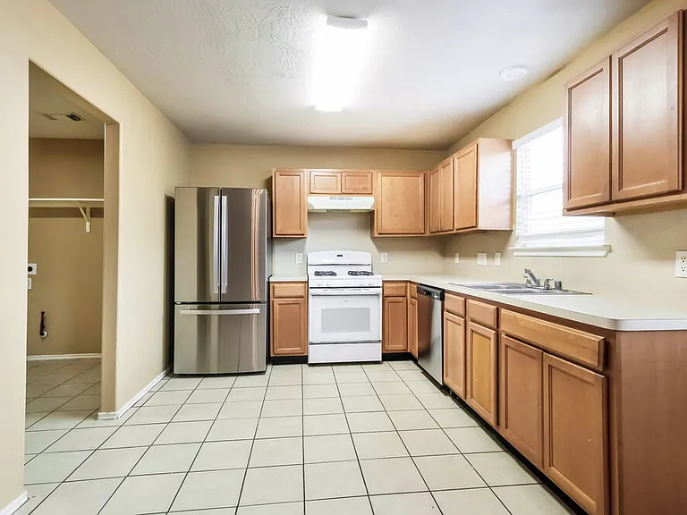 21211 Linden House Ct — Photo 9