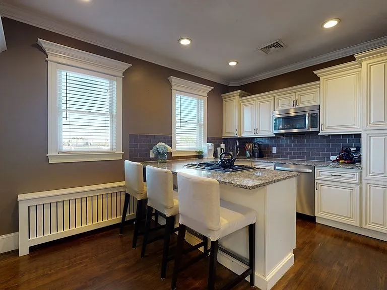 539 E 7th St #3 — Photo 1