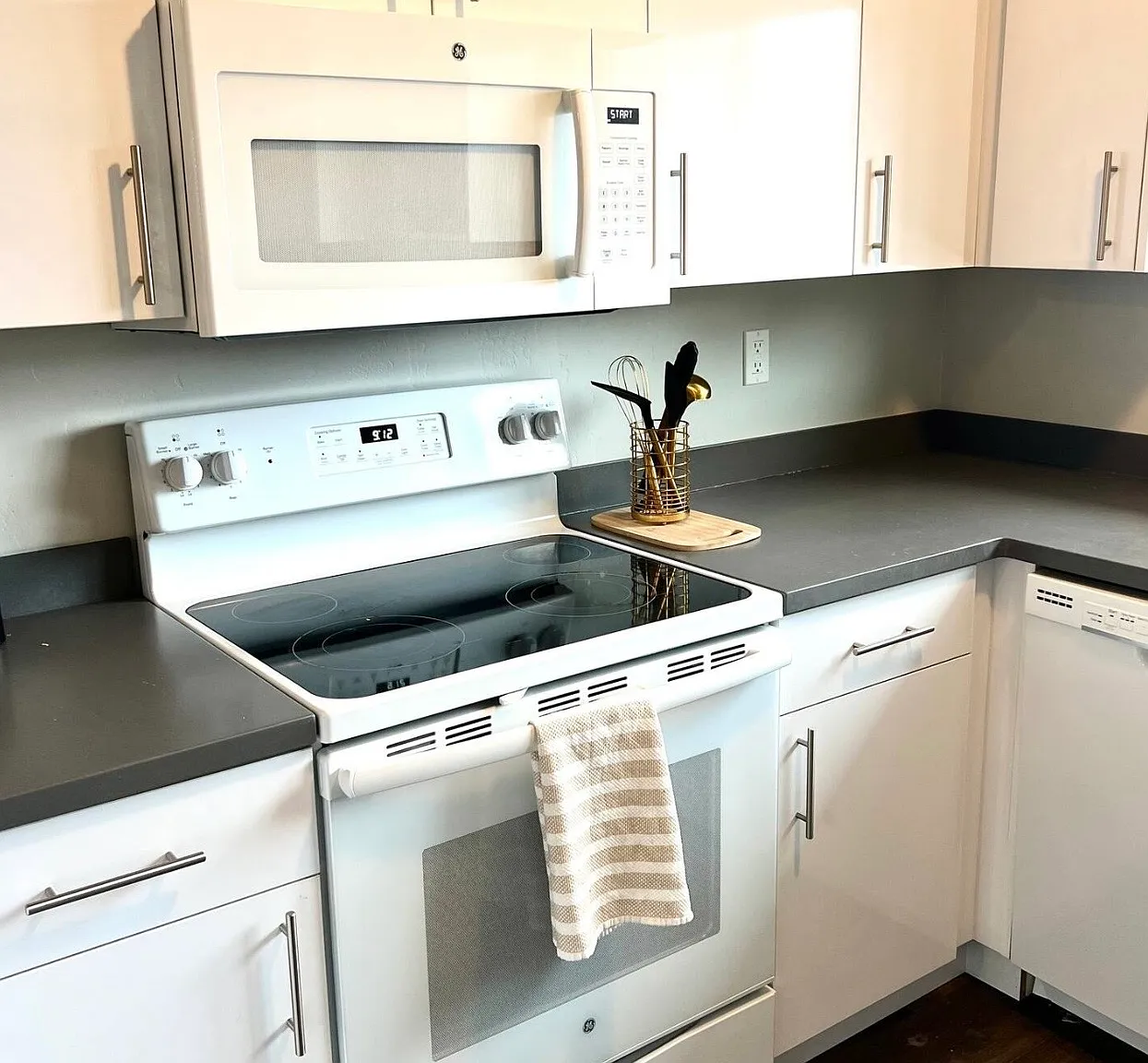 2 bed, 862 sqft, $1,300 — Photo 1