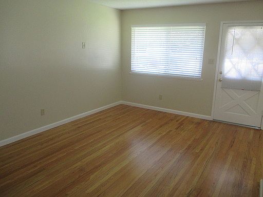 5th image of 958 Evelyn Ln