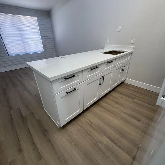 571 Campbell St — Photo 2