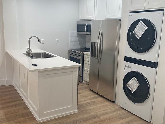 3rd image of 921 Marine Dr APT 121