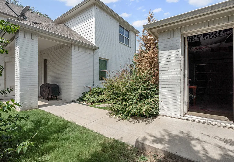 2409 W Robert St — Photo 18