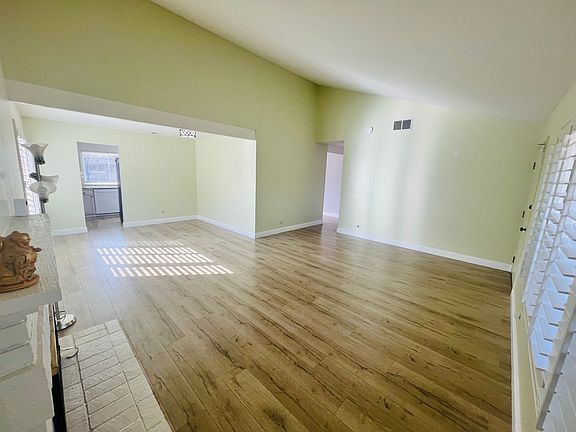 Livingroom/Dining Area