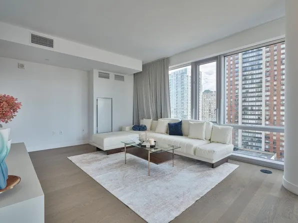 75 Park Lane South image 3 of 39