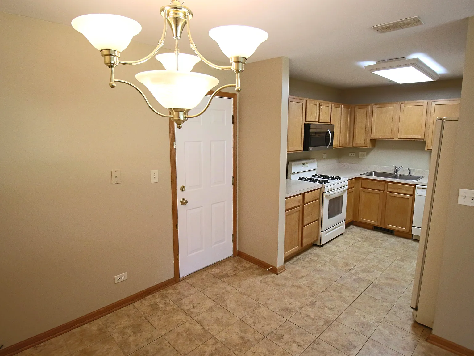 3 bed, 2.5 bath, 1318 sqft, $2,150 — Photo 3