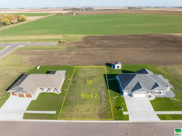 1405 Willard Ln, Larchwood, IA 51241