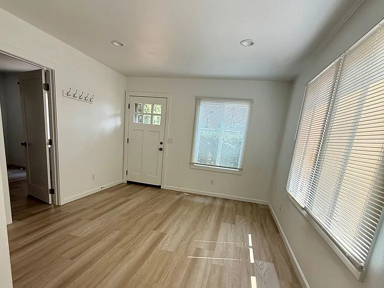 8420 1/2 S Tacoma Way — Photo 6
