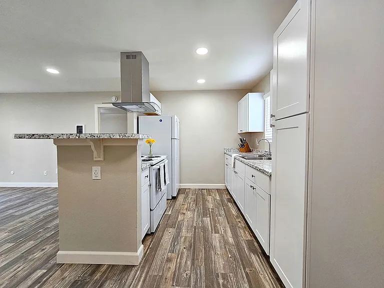 Sandalwood Apartments — Photo 10