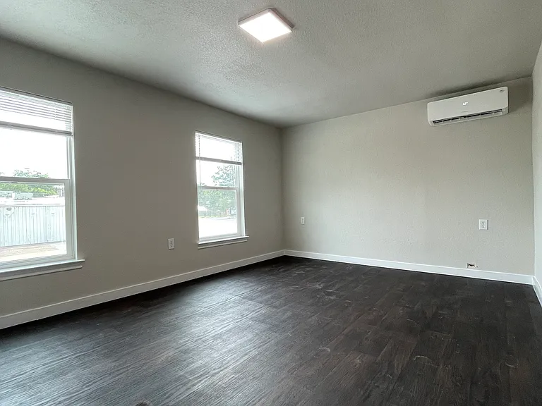 307 E Good St #B — Photo 8