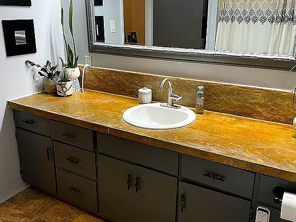 Front Bathroom (2 of 3)