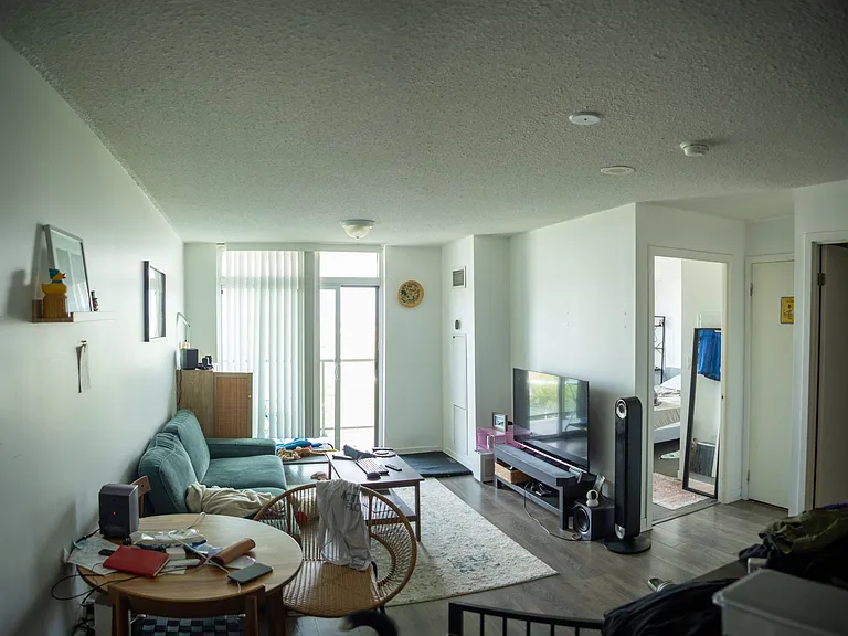 812 Lansdowne Ave #211 — Photo 1