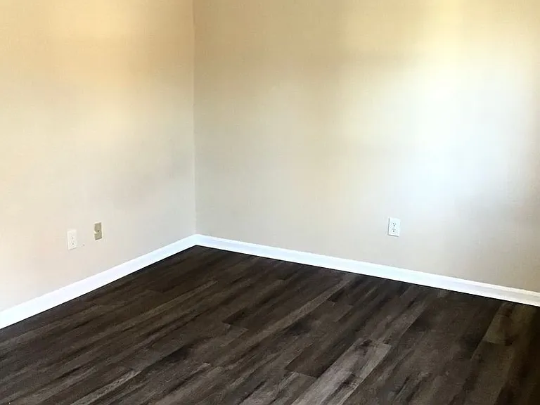 1660 Skiffes Creek Cir — Photo 17