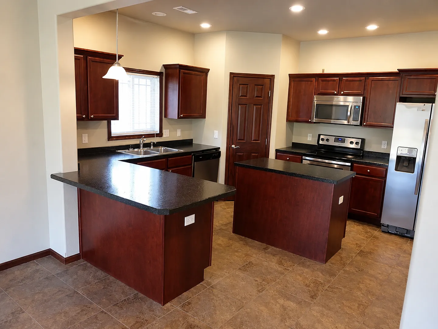3 Bedroom, 2.5 Bathroom Townhouse — Photo 2