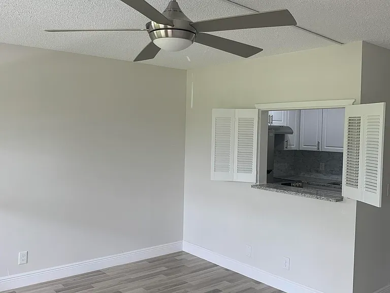 204 Canterbury Dr W #I — Photo 3